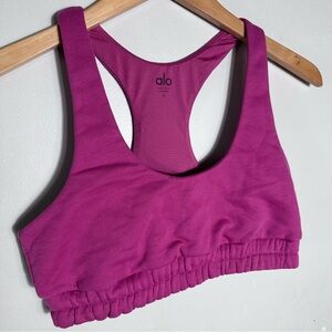 ALO Yoga Accolade Sweatshirt Scoop Neck Bra in Magenta
